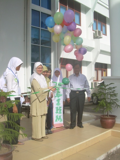 Bu Nur Indrawati Lipoeto melepas balon "The 9th Anniversary PSIKM FK UNAND"